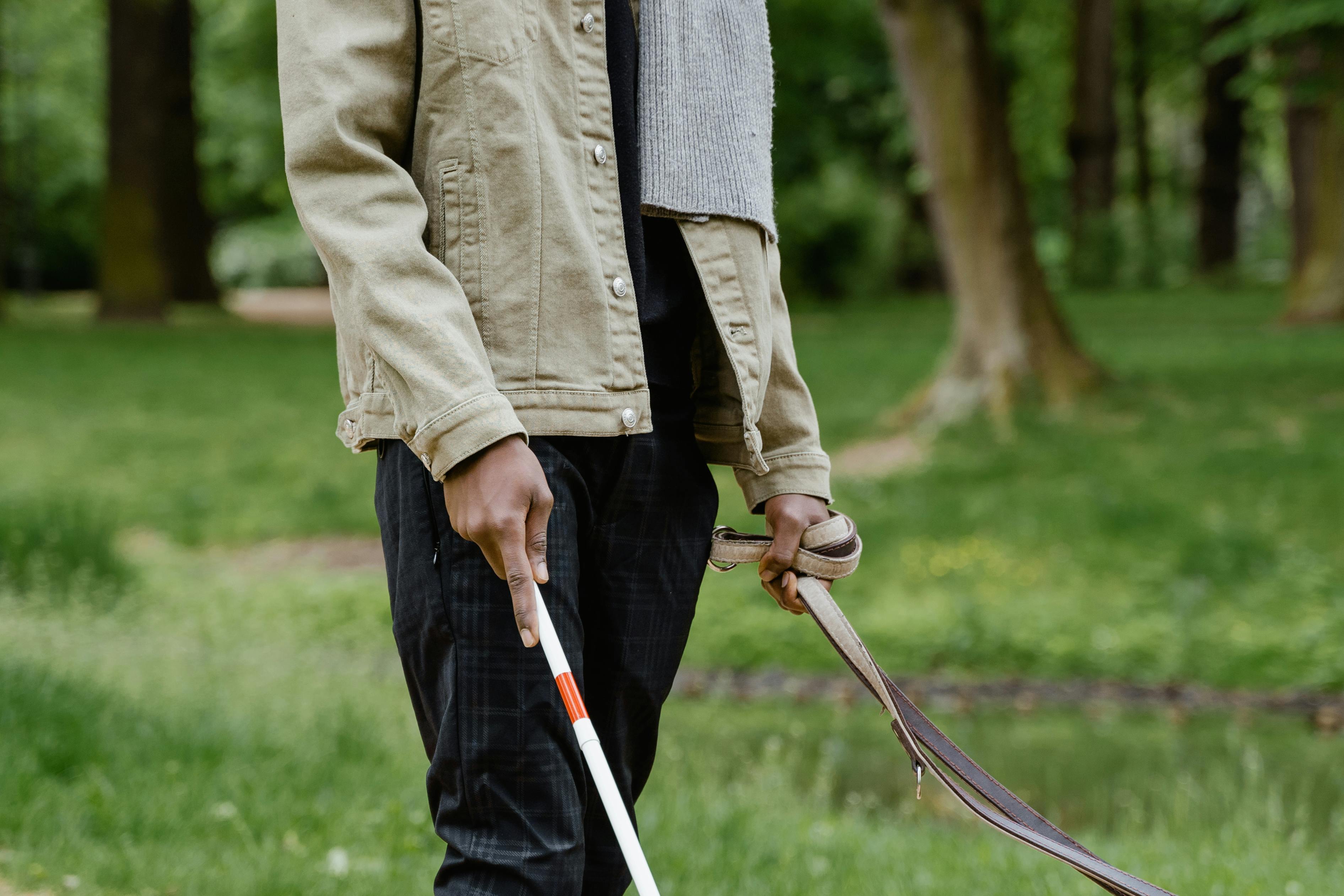 Personne aidant une personne âgée à domicile